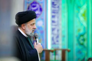 تصاویر حضور و اقامه نماز در مسجد حسین بن علی (ع) شهر ری