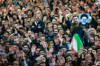 اقامه نماز رهبر معظم انقلاب بر پیکر رئیس جمهور شهید و همراهان