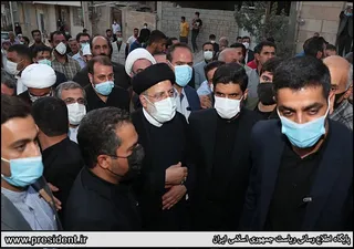 تصاویر حضور سرزده دکتر رئیسی در محله محروم حاشیه شهر ایلام