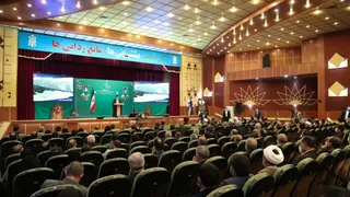 تصاویردیدار رئیس جمهور با نخبگان ، علماء ، خانواده شهدا ، ایثارگران و جمعی از اقشار مختلف مردم