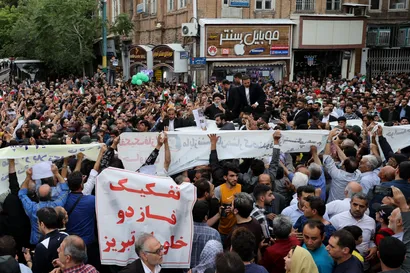 تصاویر استقبال مردمی از رئیس جمهور در مسیر ارگ تبریز
