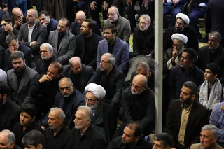 اقامه نماز رهبر معظم انقلاب بر پیکر رئیس جمهور شهید و همراهان