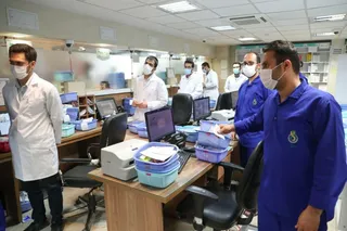 تصاویر دیدار سرزده رئیس‌جمهور از یک داروخانه توزیع اقلام کرونا