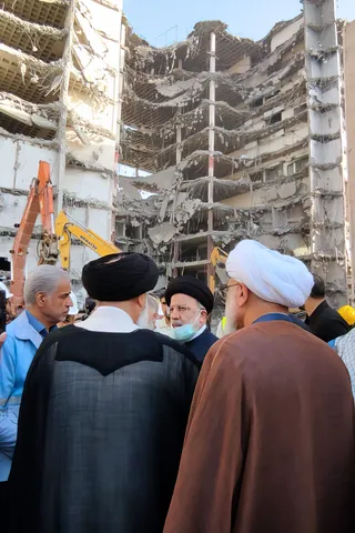 تصاویر حضور آیت‌الله رئیسی در محل ساختمان متروپل آبادان
