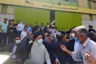 تصاویر حضور رئیس جمهور در مراکز توزیع و فروش کالاهای اساسی در تهران