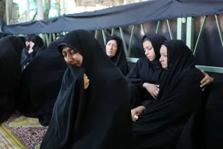 اقامه نماز رهبر معظم انقلاب بر پیکر رئیس جمهور شهید و همراهان