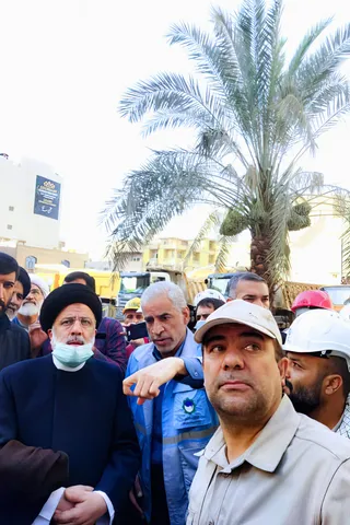 تصاویر حضور آیت‌الله رئیسی در محل ساختمان متروپل آبادان