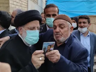 تصاویر دیدار با نخبگان ، علماء ، خانواده شهدا ، ایثارگران و جمعی از اقشار مختلف مردم
