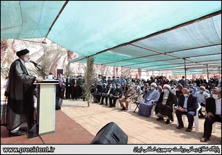 تصاویر سخنرانی در جمع مردم دلوار در خانه-موزه رئیسعلی دلواری