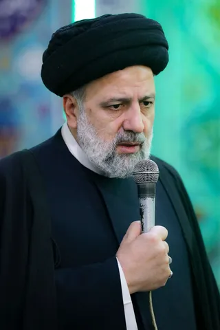 تصاویر حضور و اقامه نماز در مسجد حسین بن علی (ع) شهر ری