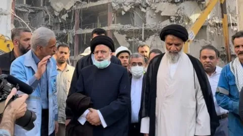 حضور آیت‌الله رئیسی در محل ساختمان متروپل آبادان