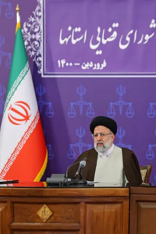 اگر آنقدر که جلسه گذاشتند تا چگونه از غرب کمک بگیرند، برای رونق تولید جلسه می‌گذاشتند، گره‌های بزرگی در کشور باز شده بود
