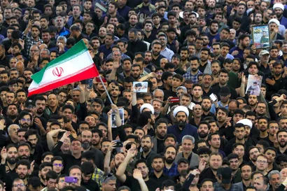 اقامه نماز رهبر معظم انقلاب بر پیکر رئیس جمهور شهید و همراهان