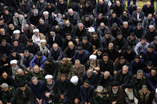 اقامه نماز رهبر معظم انقلاب بر پیکر رئیس جمهور شهید و همراهان
