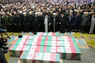 اقامه نماز رهبر معظم انقلاب بر پیکر رئیس جمهور شهید و همراهان