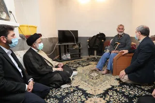 تصاویر حضور رئیس جمهور در منزل شهیدان فاتحی پیکانی و غضنفر فاتحی