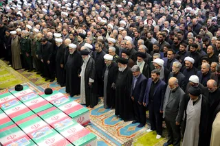 اقامه نماز رهبر معظم انقلاب بر پیکر رئیس جمهور شهید و همراهان