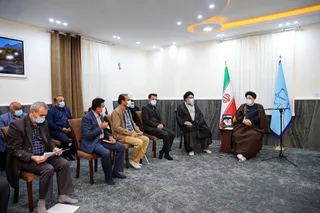 آیت‌الله رئیسی با ایثارگران ۷۰ درصد و خانواده‌های جانباختگان حادثه سقوط هواپیمای تهران یاسوج دیدار کرد
