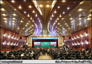 تصاویردیدار رئیس جمهور با نخبگان ، علماء ، خانواده شهدا ، ایثارگران و جمعی از اقشار مختلف مردم