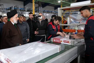 تصاویر جشن احیا ۷۶ واحد صنعتی در استان یزد و بازدید از کارخانه احیا شده رادیاتورسازی