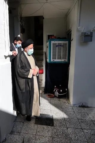 تصاویر حضور رئیس جمهور در منزل شهیدان فاتحی پیکانی و غضنفر فاتحی