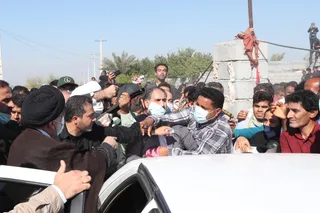 تصاویر حضور رئیس جمهور در جمع مردم سیل زده هشت بندی