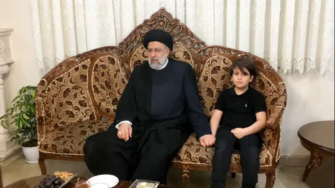 تصاویر دیدار آیت‌الله رئیسی با خانواده شهید صیاد خدایی