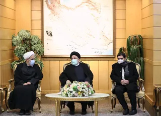 تصاویر بازگشت رییس جمهور از سفر قطر