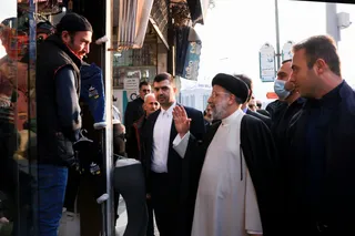 تصاویر حضور رئیس جمهور در بازار سنندج و گفتگو با مردم و کسبه