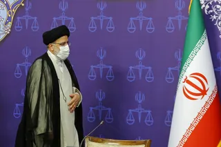 مشکلات معیشتی امروز مردم، راه‌حل‌های اقتصادی دارد نه راهکار سیاسی/ مسئولان و سیاسیون از حاشیه‌سازی پرهیز کنند و به مسائل اصلی مردم بپردازند/ کسانی که تصور می‌کنند می‌توانند مرتکب جرم شوند و با فرار از کشور از چنگال عدالت بگریزند سخت در اشتباهند