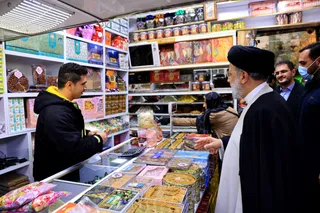 تصاویر حضور رئیس جمهور در بازار سنندج و گفتگو با مردم و کسبه