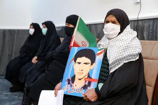آیت‌الله رئیسی با ایثارگران ۷۰ درصد و خانواده‌های جانباختگان حادثه سقوط هواپیمای تهران یاسوج دیدار کرد