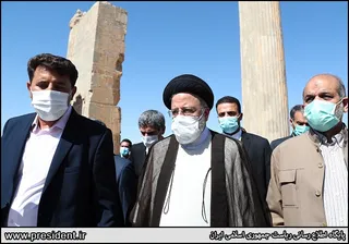 بازدید از بنای تاریخی تخت جمشید و گفتگو با گردشگران
