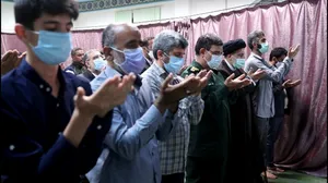 فیلم اقامه نماز و سخنرانی در جمع نمازگزاران مسجد شهرک امام علی (ع) بندرعباس