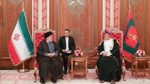 تصاویر ورود دکتر رئیسی به مسقط با استقبال سلطان عمان
