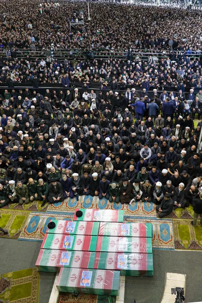 اقامه نماز رهبر معظم انقلاب بر پیکر رئیس جمهور شهید و همراهان