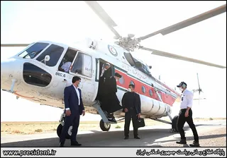 تصاویر بازدید هوایی رئیس جمهور از منطقه دشت آزادگان و هورالعظیم و حضور در میان مردم روستاهای اطراف هویزه