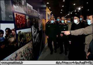 تصاویر حضور آیت‌الله رئیسی در نمایشگاه ملی "در لباس سربازی"
