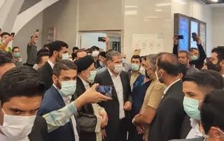 تصاویر حضور رئیس جمهور در مراکز توزیع و فروش کالاهای اساسی در تهران