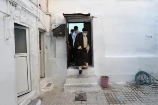 تصاویر حضور رئیس جمهور در منزل شهیدان فاتحی پیکانی و غضنفر فاتحی