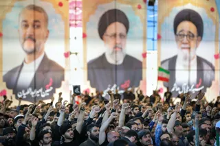اقامه نماز رهبر معظم انقلاب بر پیکر رئیس جمهور شهید و همراهان