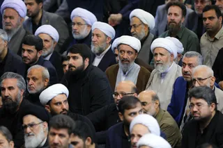 اقامه نماز رهبر معظم انقلاب بر پیکر رئیس جمهور شهید و همراهان