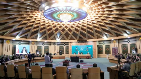 معنای مردمی‌سازی دولت،‌ واگذاری کار تولید به بخش خصوصی و میدان دادن به بخش تعاونی است