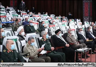 تصاویر حضور آیت‌الله رئیسی در نمایشگاه ملی "در لباس سربازی"
