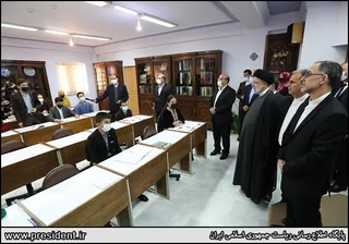 تصاویر بازدید دکتر رئیسی از مرکز فرهنگی ایران