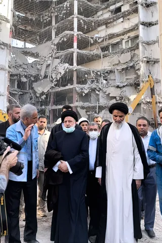 تصاویر حضور آیت‌الله رئیسی در محل ساختمان متروپل آبادان