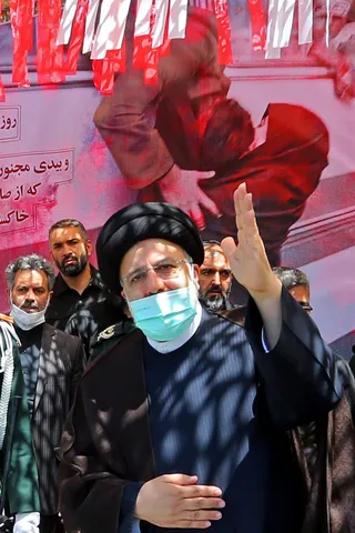 تصاویر حضور رئیس جمهور در مراسم تشییع دو شهید گمنام