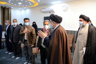 آیت‌الله رئیسی با ایثارگران ۷۰ درصد و خانواده‌های جانباختگان حادثه سقوط هواپیمای تهران یاسوج دیدار کرد