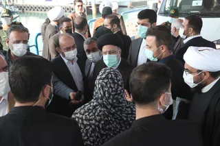 تصاویر گفتگوی رئیس جمهور با مردم هرمز در اسکله جزیره