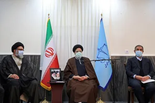آیت‌الله رئیسی با ایثارگران ۷۰ درصد و خانواده‌های جانباختگان حادثه سقوط هواپیمای تهران یاسوج دیدار کرد